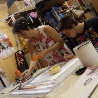 Gaia Rizzi E Gabriella Roggero Dipingono Le Scene Teatrino Viaggiante Comp. Roggero